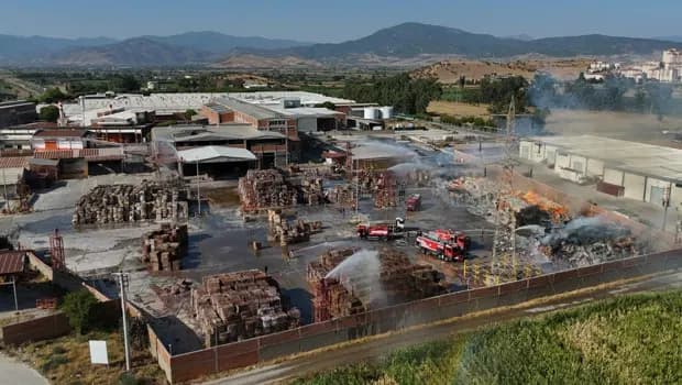 İzmir'de kağıt fabrikasının deposunda yangın çıktı