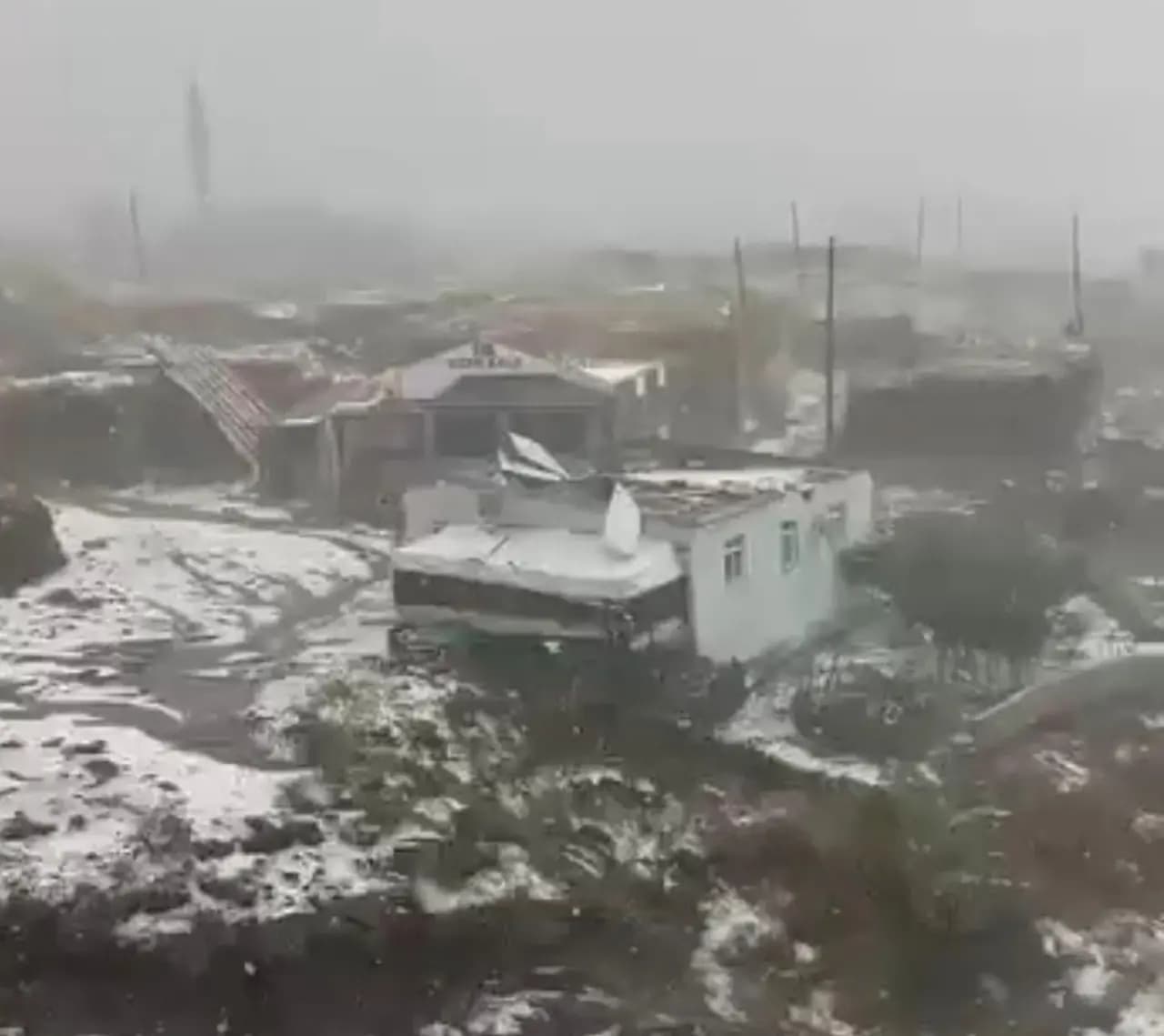 Ardahan'da fırtına dehşeti: 28 yapı hasar gördü