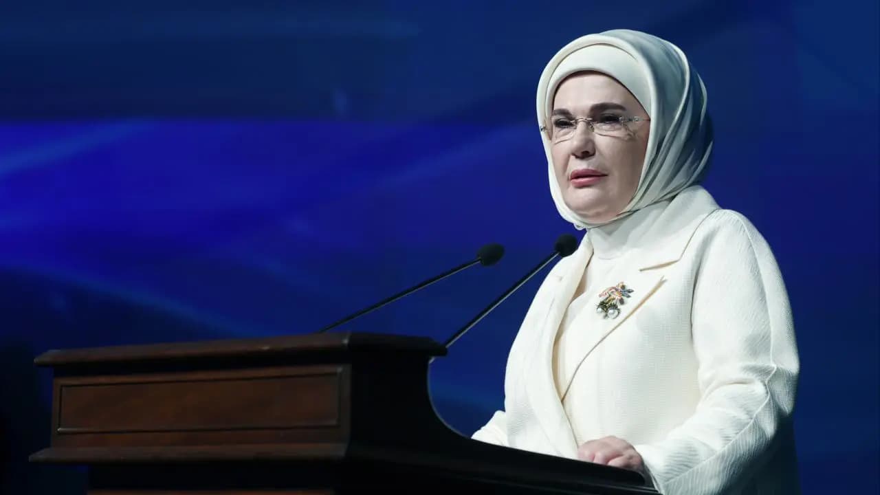 Emine Erdoğan: Malazgirt'in asırları aşan ruhunun, yarınlarımıza istikamet vermeye devam etmesini diliyorum