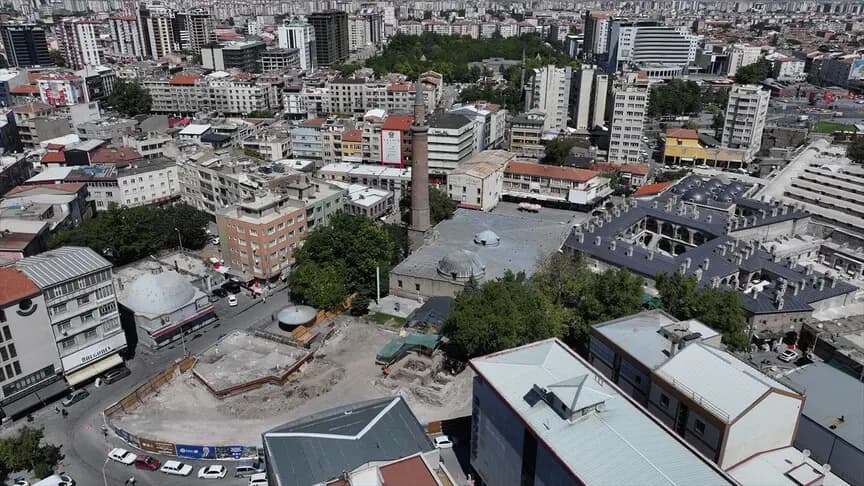 Kayseri'de kentsel dönüşüm çalışmasında izlerine rastlanan medresede kazı çalışması başlatıldı