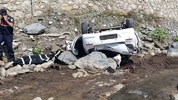 Adana’da kontrolden çıkan otomobil dereye uçtu: 2 can kaybı, 1 yaralı