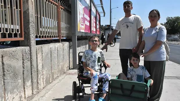 DMD hastası kardeşlerin zamana karşı yarışı: Biri tekerlekli sandalyede, diğeri yürüme yetisini kaybetmek üzere