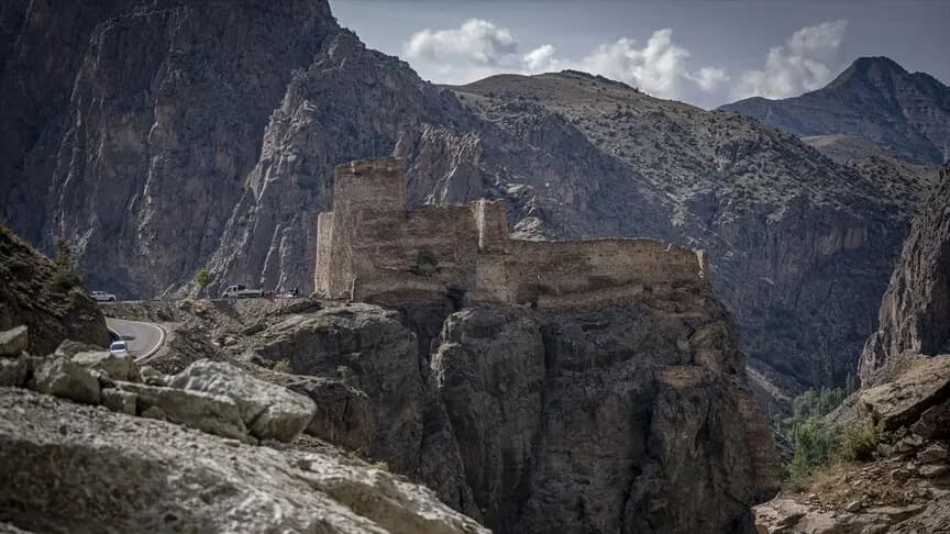 Doğa tutkunlarının ilgi gösterdiği sarp kayalıklardaki kaleye ulaşım artık daha kolay