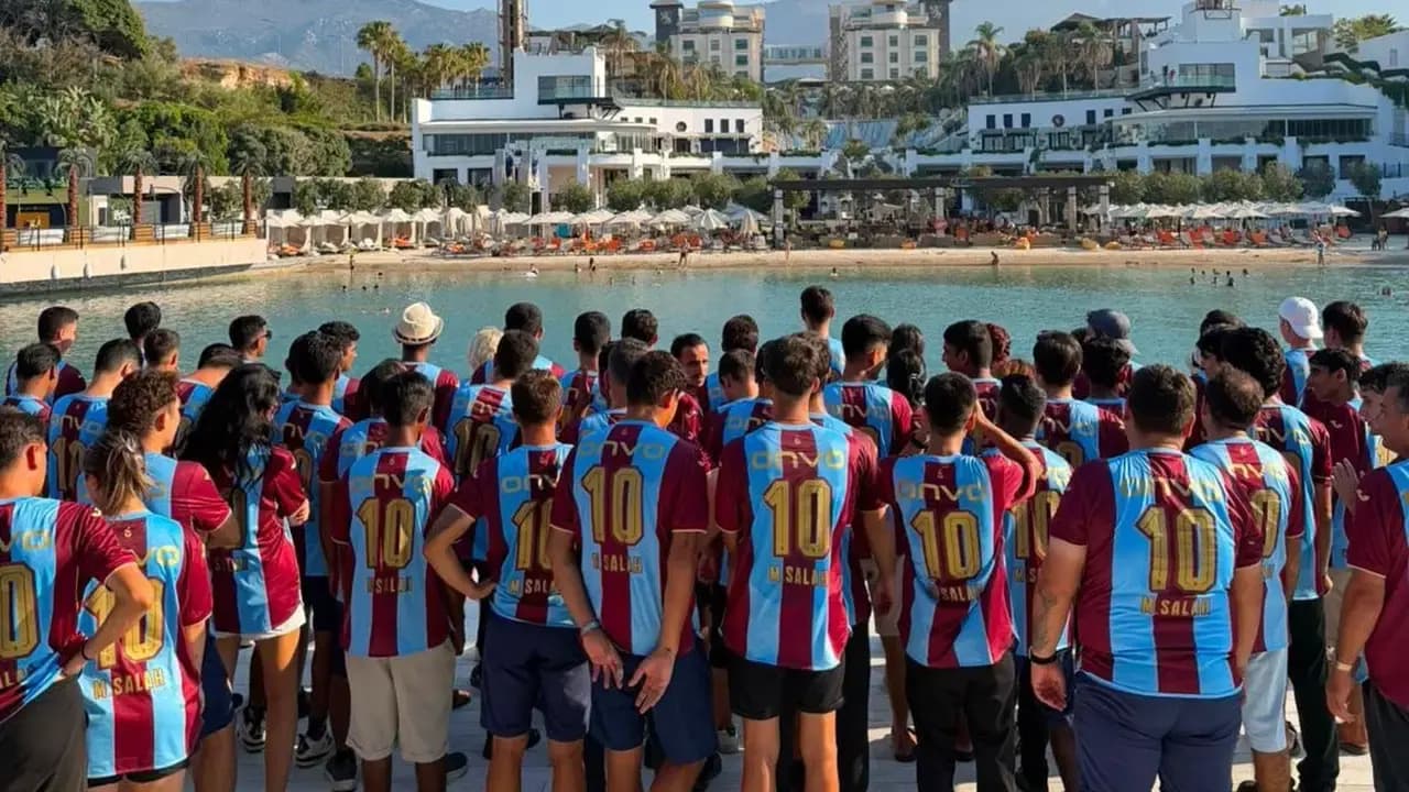 Trabzonspor sevgisini Girne’ye taşıdı, 250 Salah formasını çalışanlara dağıttı