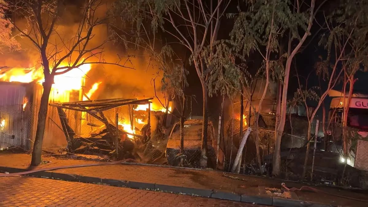 Avcılar'da TIR parkında yangın: 5 araç kullanılamaz hale geldi
