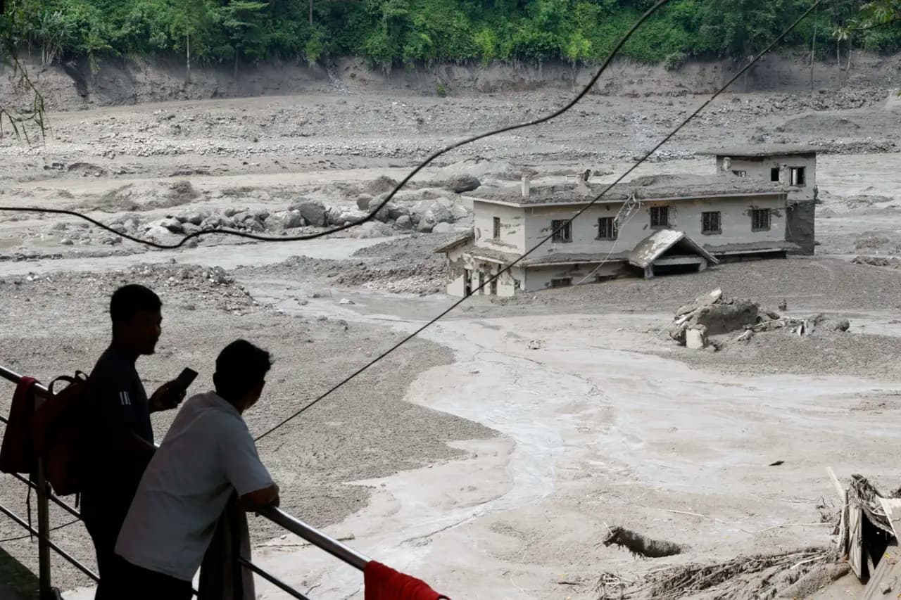 Bhotekoshi Nehri taştı, köyler sular altında kaldı! Nepal'de sel 8 can aldı