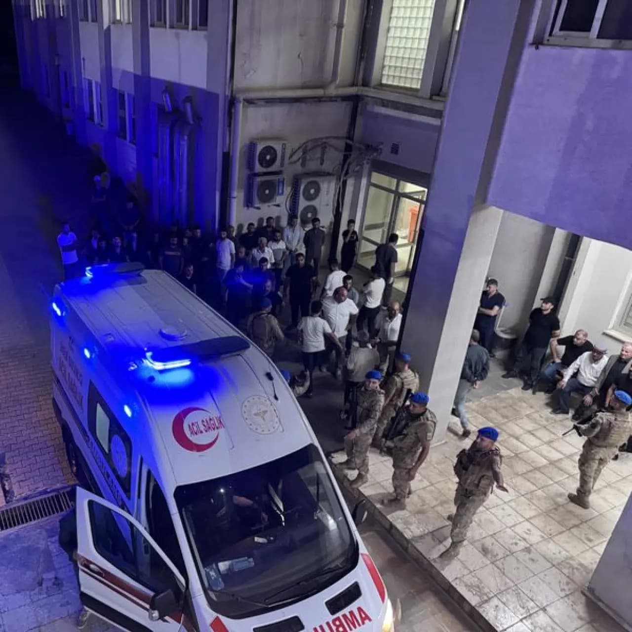 Otomobilin çarptığı 2 genç öldü