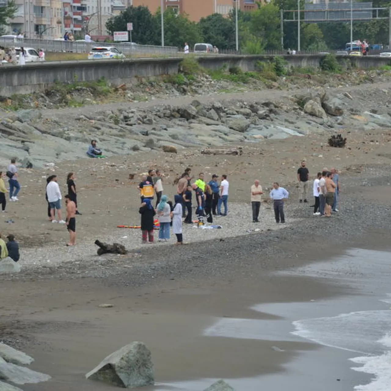 Denize giren 2 kardeşten 1'i öldü, diğeri kayıp