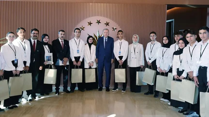 Cumhurbaşkanı Erdoğan, MEB'in "Maziden Atiye" programı öğrencilerini Ahlat'ta kabul etti