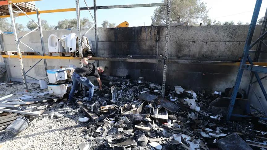 İsrailliler, işgal altındaki Batı Şeria'da Filistinlilere ait fabrikayı kundakladı