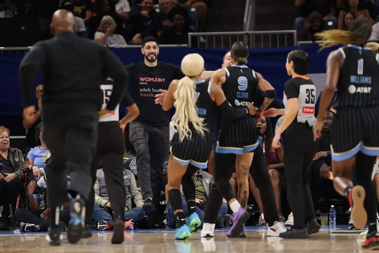 FETÖ firarisi Enes Kanter salondan atıldı! Kadın basketbolcular kovdu