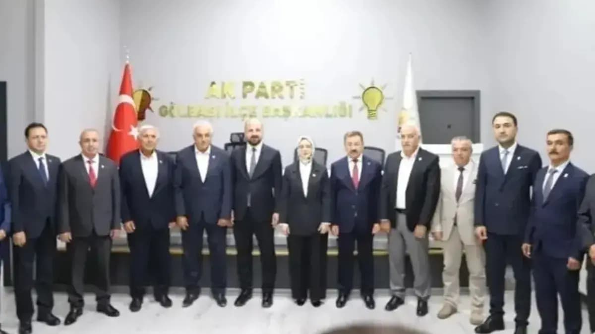 Gölbaşı'nda CHP'den istifa eden 6 belediye meclis üyesi AK Parti'ye katıldı
