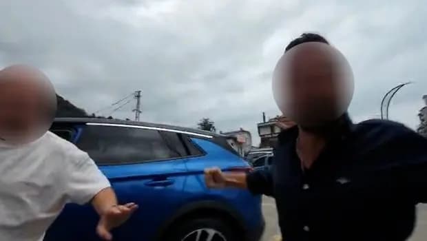 Öfkeyle kalkıp zararla oturdular: Otomobilden inip bisikletliye saldıranlara ders gibi ceza