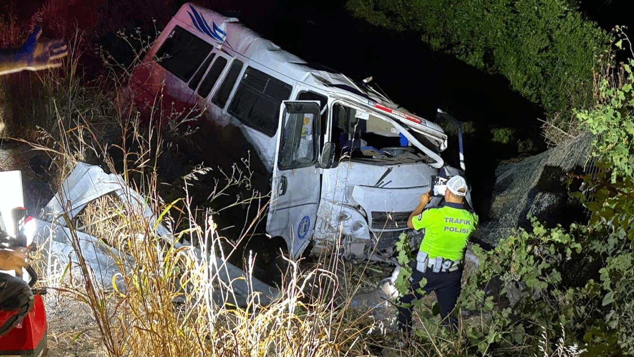 Aydın'da minibüs faciası: Sürücü hayatını kaybetti, 2 çocuk yaralandı