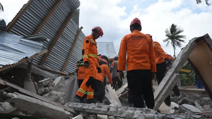 Endonezya'da 7,7 büyüklüğündeki depremde can kaybı 103'e yükseldi
