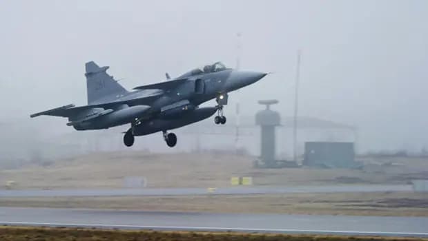 Macaristan'a ait savaş uçağı yere çakıldı: Pilot son anda kurtuldu