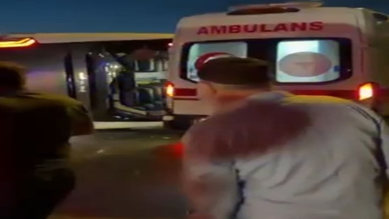 Büyükçekmece’de servis otobüsü devrildi: 18 yaralı