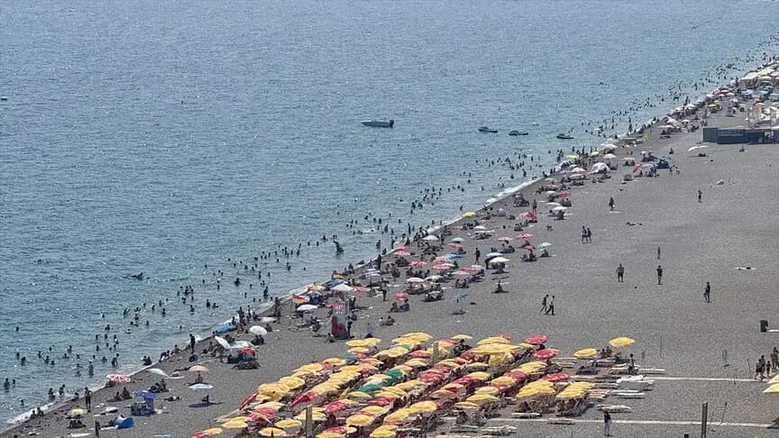 Antalya'da yüksek nem ve sıcaktan bunalanlar sahilleri doldurdu
