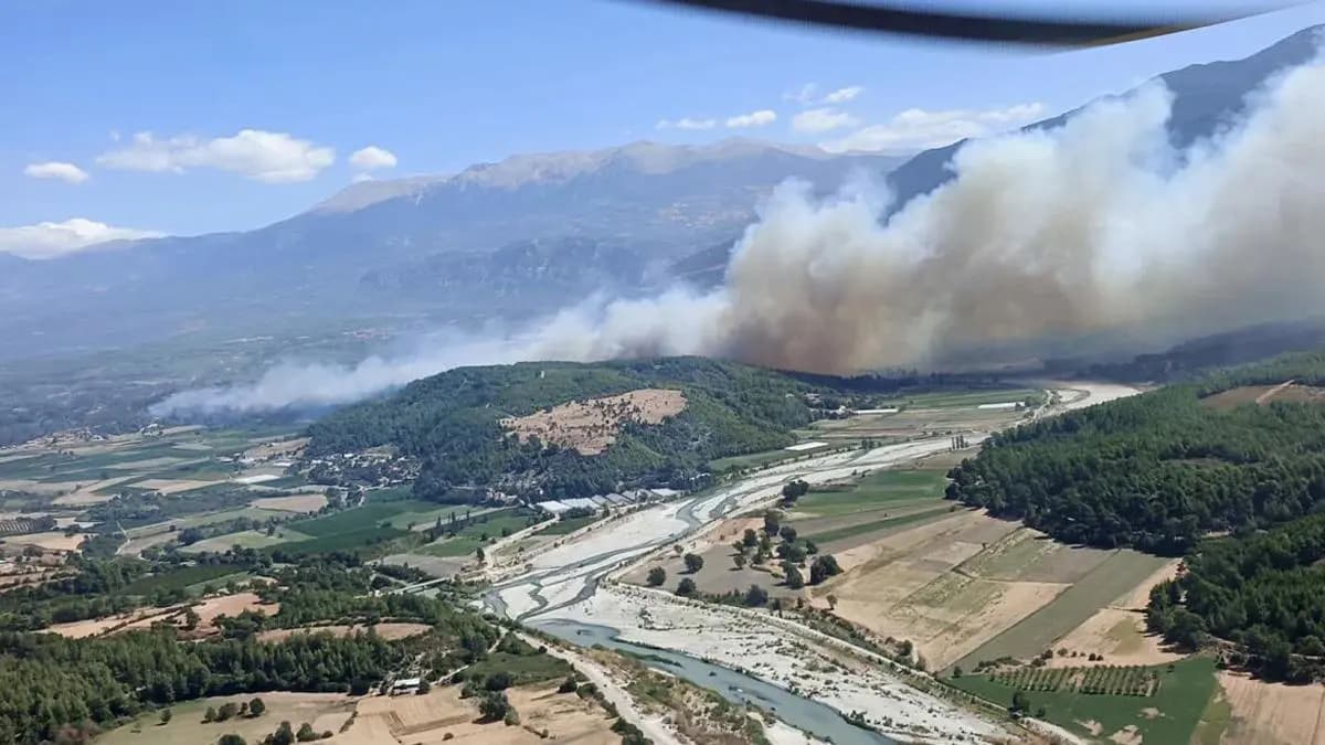 Muğla'da başlayan orman yangını Antalya'ya sıçradı!