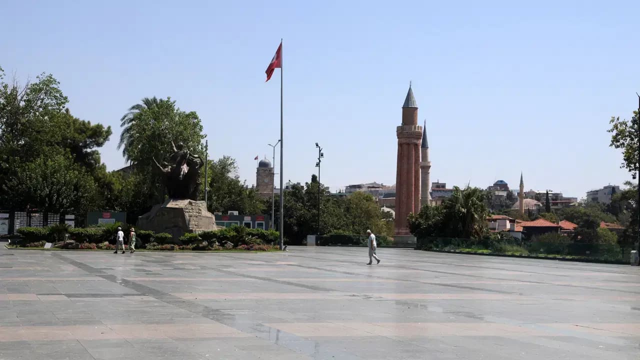 Antalya'da termometreler 40 dereceyi gösterdi: Kent merkezi boş kaldı