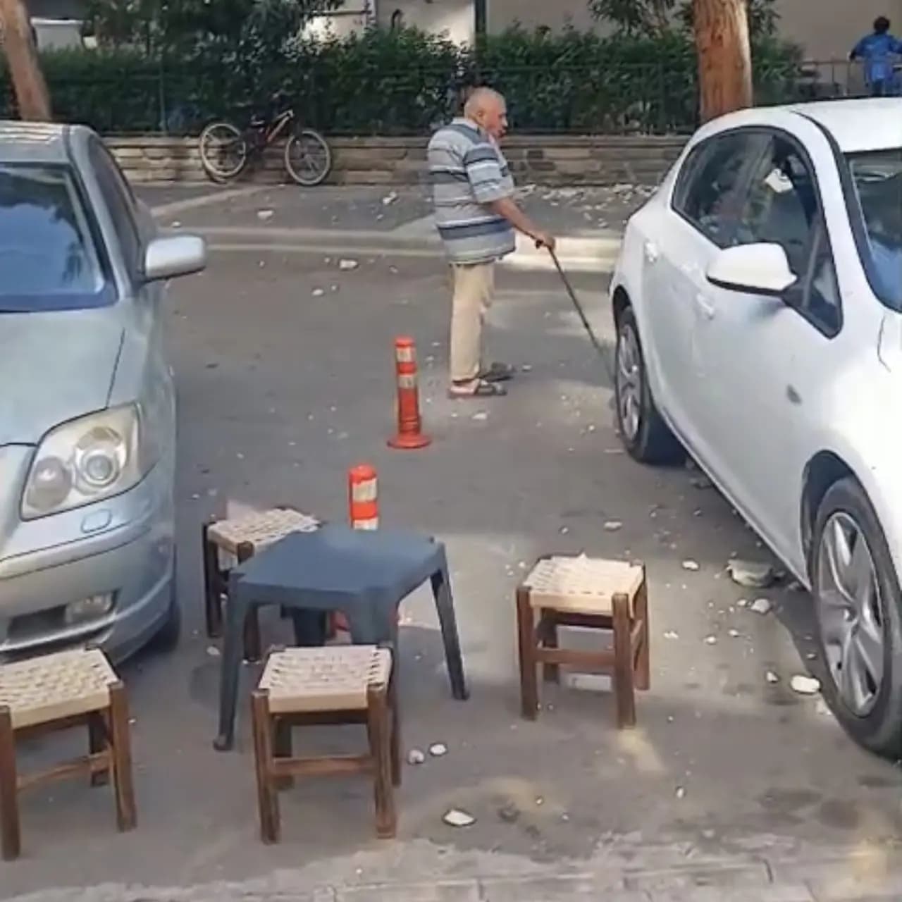 Öğretmenevi duvarından beton parçaları düştü