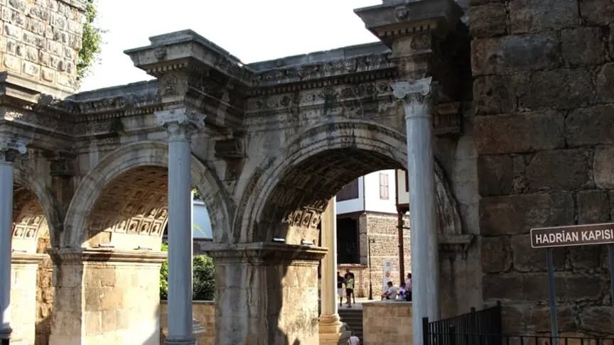 Antalya'daki 1900 yıllık Hadrian Kapısı kentin tarihine ışık tutuyor