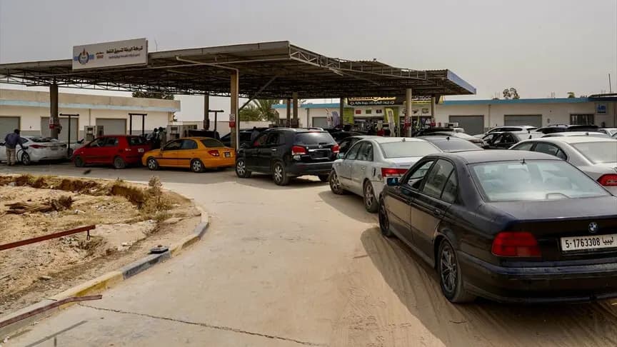 Libya'nın başkenti Trablus'ta yakıt kuyruklarının azaltılması için mobil akaryakıt istasyonları kuruldu