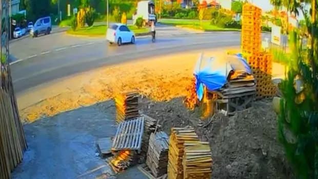 Samsun'da 18 yaşındaki Esra'nın elektrikli bisikletiyle can verdiği feci kaza kamerada