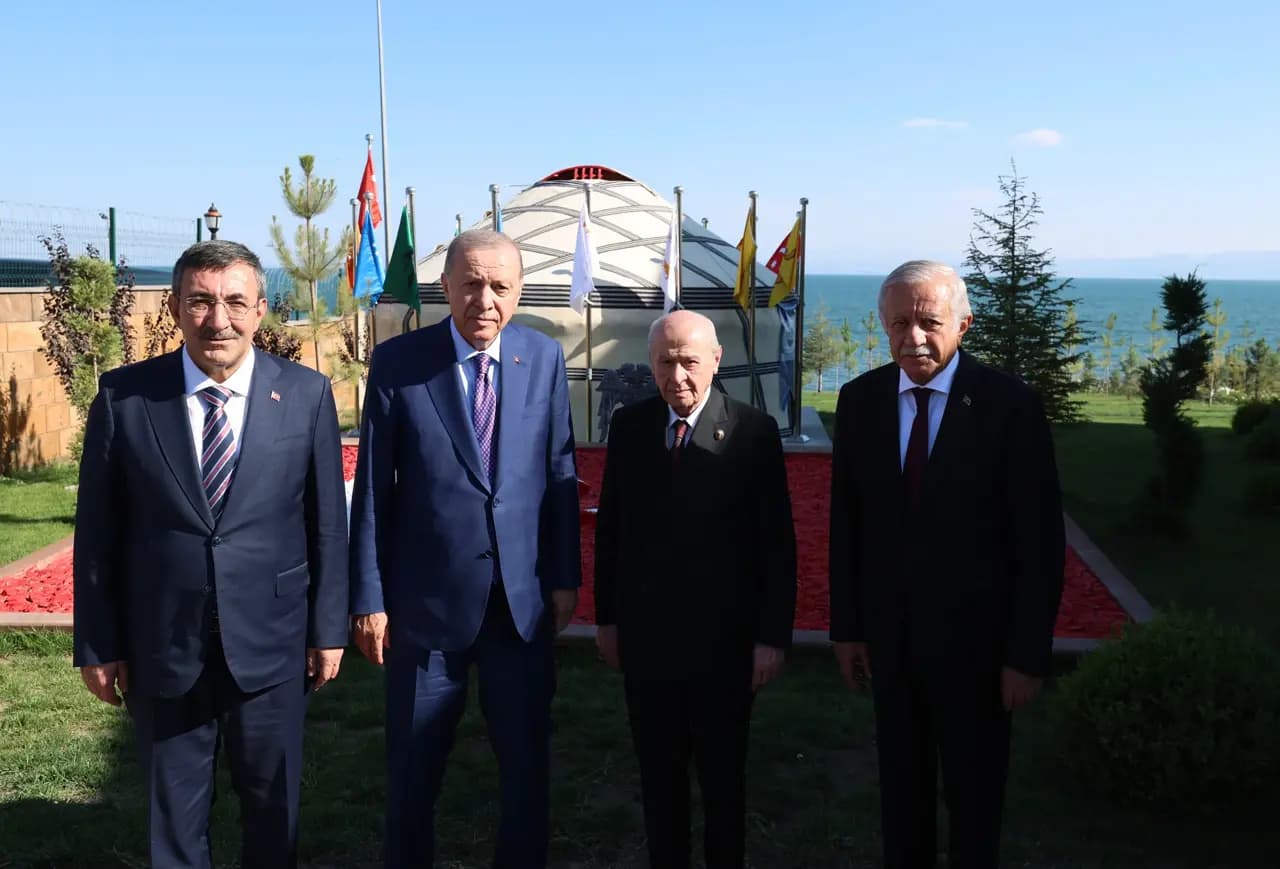 Ahlat'ta Cumhur Zirvesi! Başkan Erdoğan ve Bahçeli ile Devlet Bey Konağı'nda görüştü
