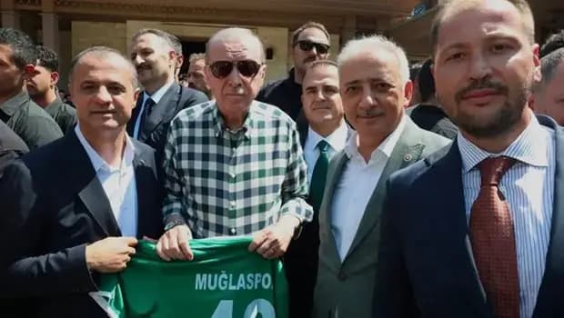Cumhurbaşkanı Erdoğan'a Marmaris'te 48 numaralı Muğlaspor forması takdim edildi
