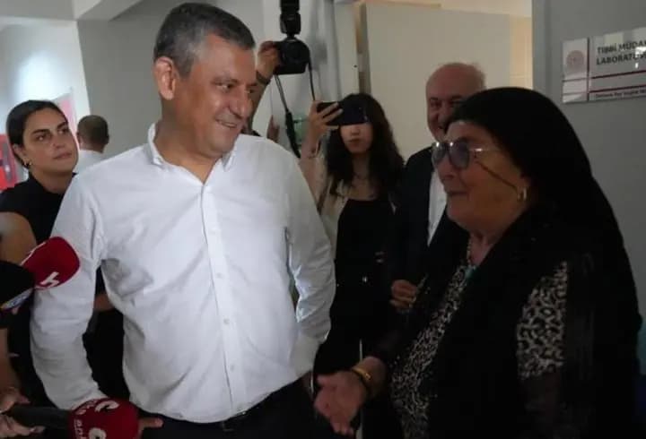 Özgür Özel ile vatandaş arasında Kılıçdaroğlu diyaloğu: “Kafasına göre bizim binada oturuyor”