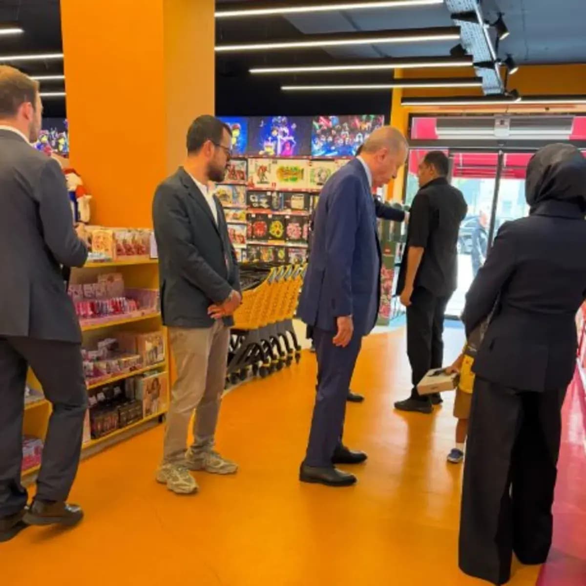 Başkan Erdoğan’dan torunlarıyla oyuncakçı turu