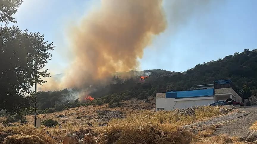 Kaş'ta makilik alanda çıkan yangına müdahale ediliyor