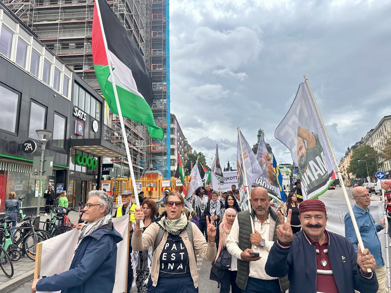 Soykırımcı İsrail'e dev protesto: Filistin bayraklarıyla sokaklara indiler