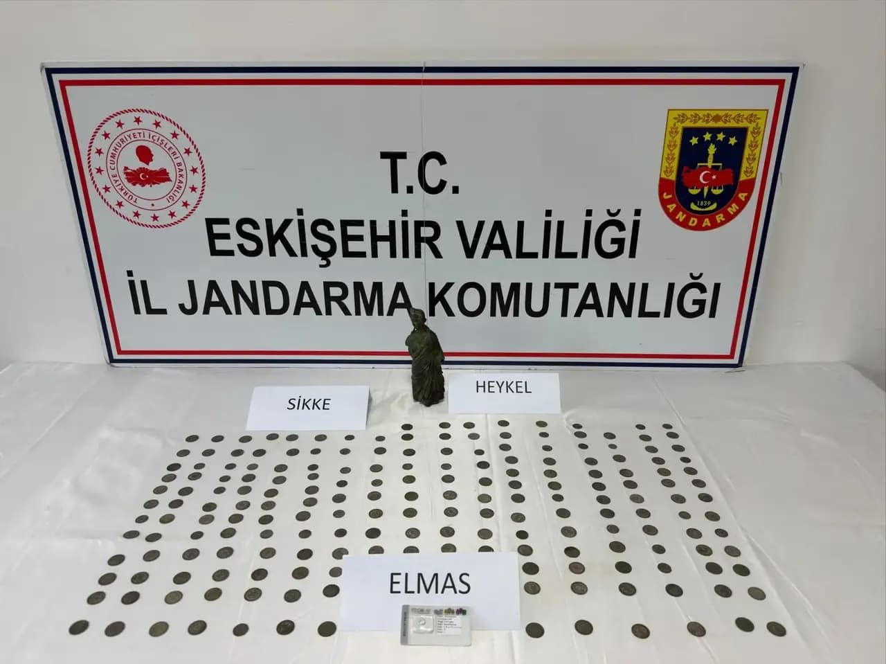 Eskişehir'de tarihi eser operasyonu! Aracından 194 sikke, heykel ve elmas çıktı