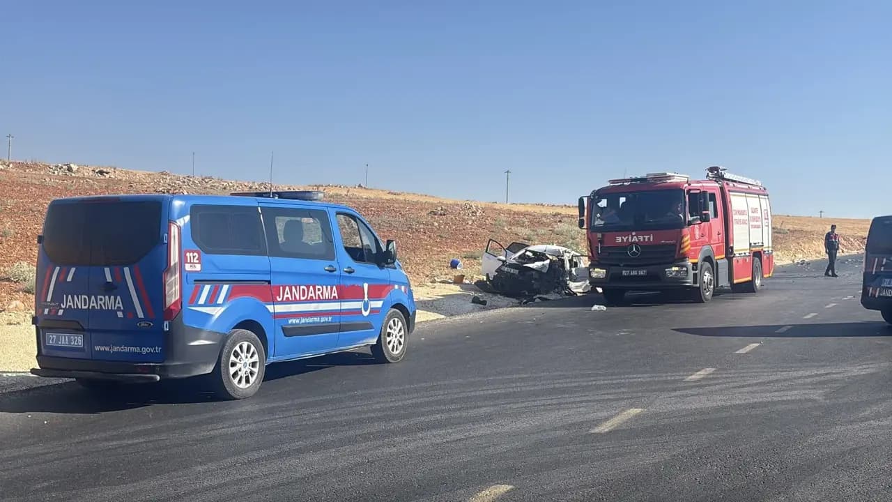 Gaziantep'te otomobil ile hafif ticari araç çarpıştı: 2 ölü, 4 yaralı