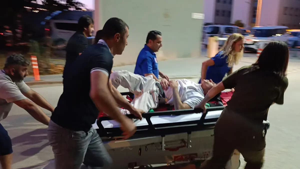 Hastane yakınındaki kazada yaralanan sürücüye, doktor duvardan atlayarak müdahale etti