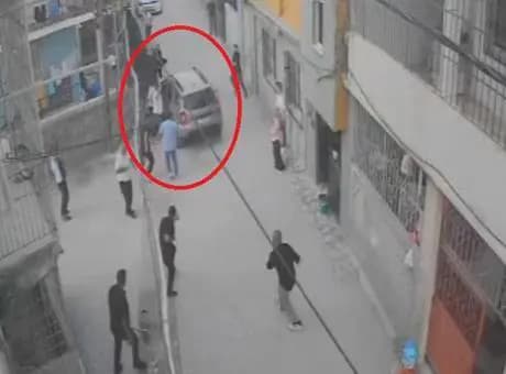 Adana'da korkunç olay! Kavgada otomobilini kalabalığın üzerine sürdü: 1’i ağır 4 yaralı