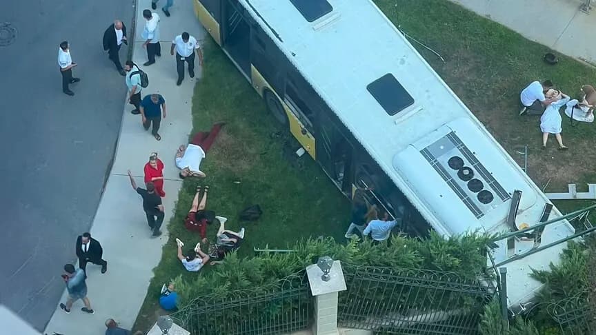 Zeytinburnu'nda İETT otobüsü sitenin bahçe duvarına çarptı