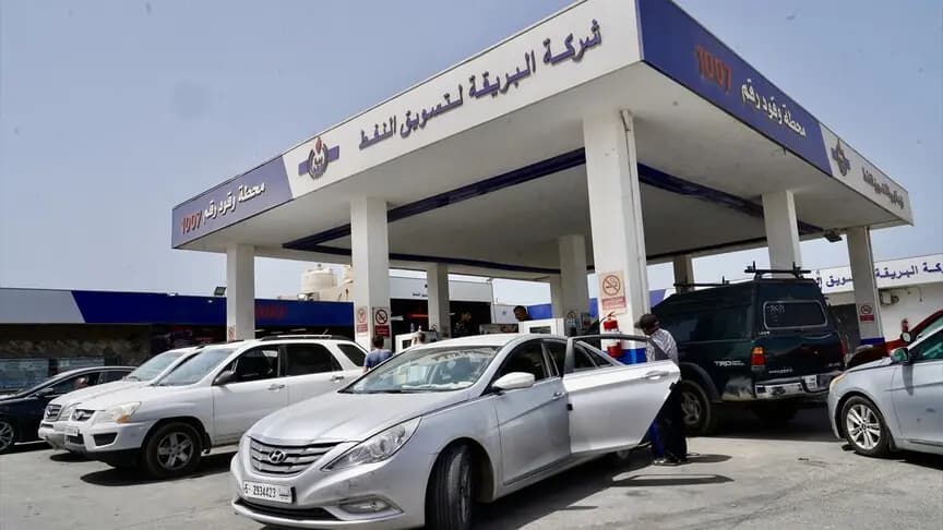 Petrol zengini Libya’da yakıt krizi benzin istasyonlarında uzun araç kuyruklarına neden oldu