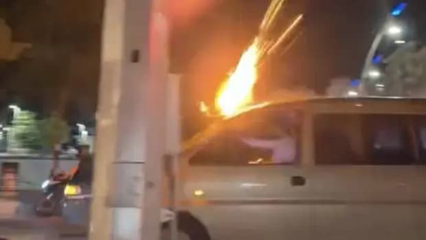 Düğün konvoyunda pes dedirten görüntü! Araç üzerinden havai fişek attılar