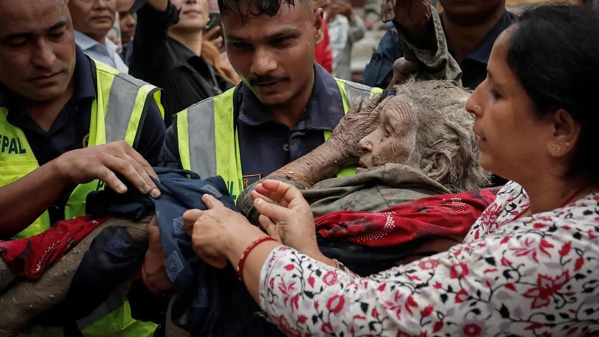 Nepal'deki sel felaketinden çarpıcı kare! Sınır hattını bile ortadan kaldırmış