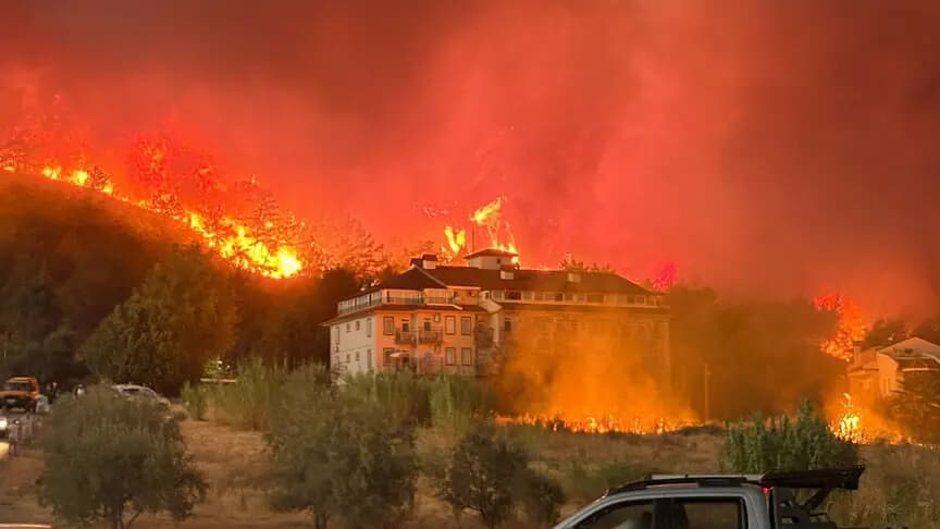 Fethiye'de ormanlık alanda çıkan yangına müdahale ediliyor