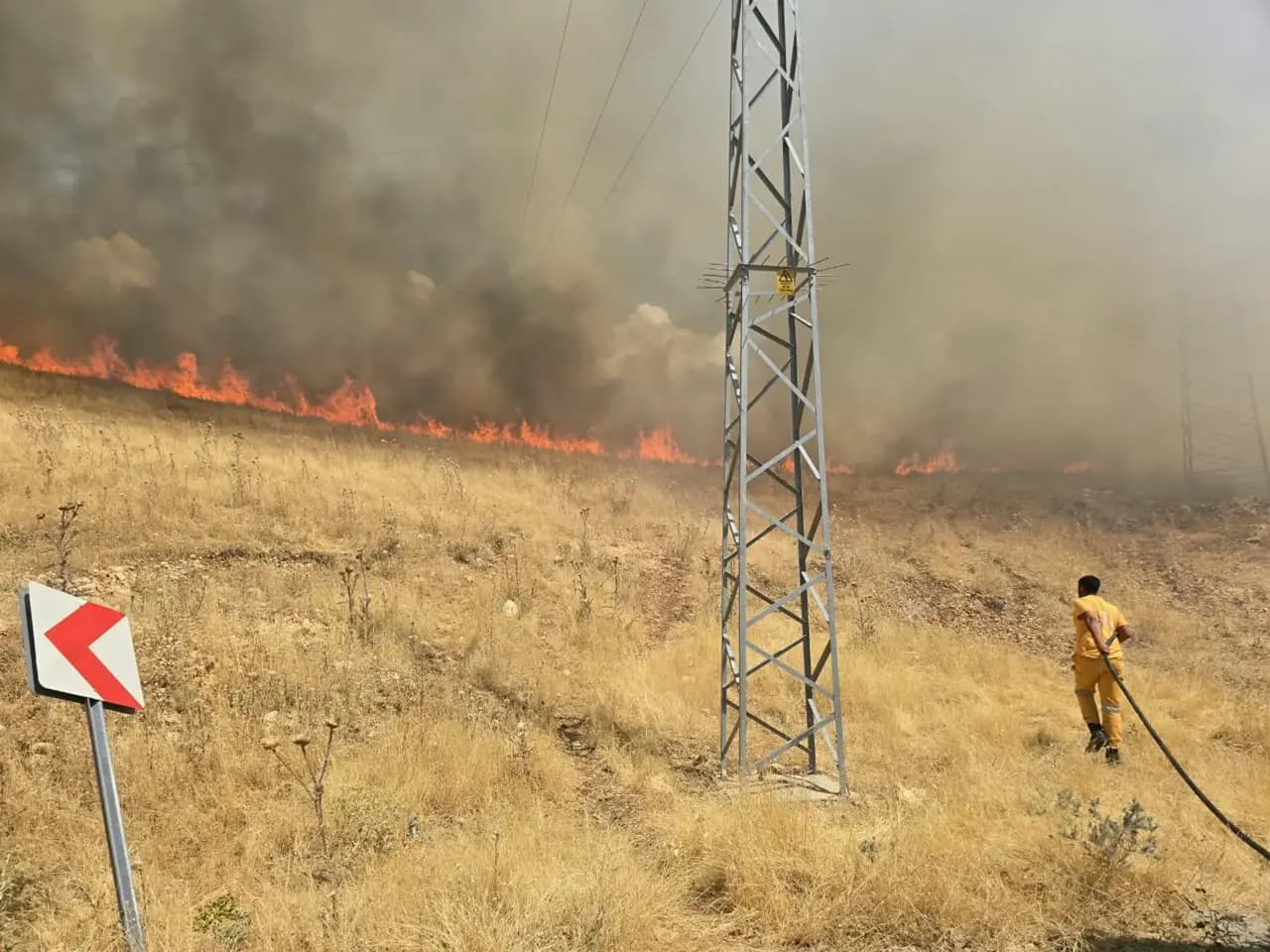 Diyarbakır’da korkutan örtü yangını! Yaklaşık 400 dönüm alan küle döndü: Yerleşim yerlerini tehdit eden alevler kontrol altında