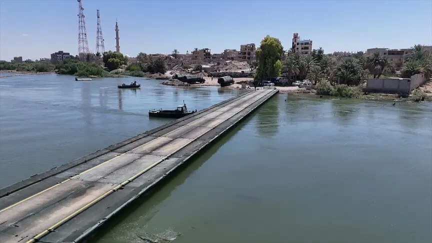 TSK ile Suriye ordusu işbirliğiyle Fırat Nehri üzerine yüzer köprü kuruldu