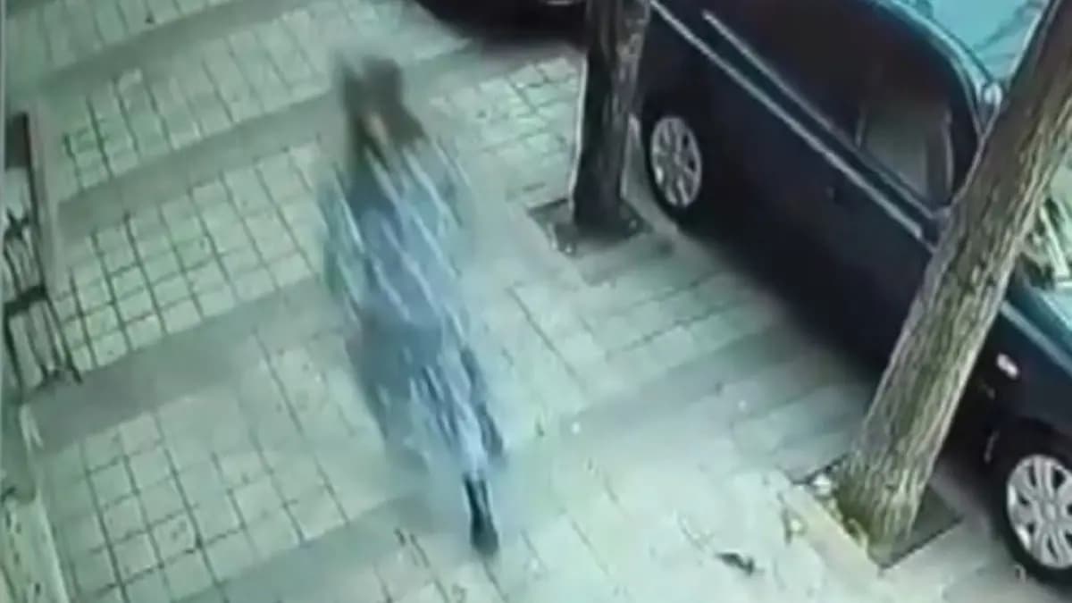 Elbise giydi, hırsızlığa çıktı: Mahalleli peşini bırakmadı!