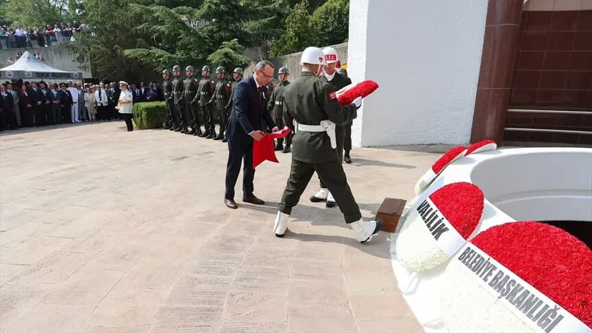 Türkiye'nin üçüncü Cumhurbaşkanı Celal Bayar vefatının 40. yılında kabri başında anıldı