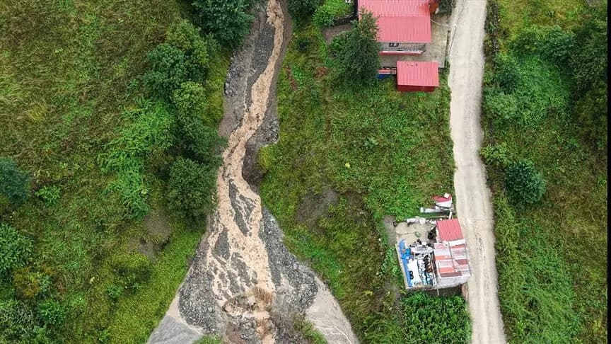 Trabzon'da sağanak nedeniyle taşan derede çalışmalar sürüyor