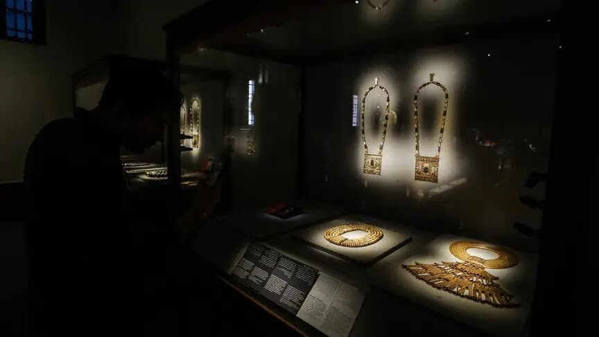 Viyana'daki müzede sergilenen Mısır Kraliçesi Nazlı'ya ait elmas kolye çalındı