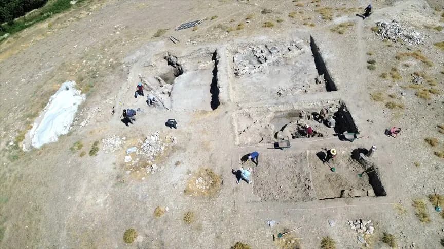 Van'daki İremir Höyüğü'nde 5 bin 500 yıllık geçmişin izleri sürülüyor